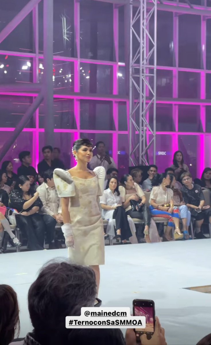 MAINEnatics_BU's tweet photo. Filipina beaut at the runway! ✨️

@mainedcm at the @benchtm and CCP's TernoCon: Kasarinlan, Kasuotan, Kultura at the Museo de Galeón, SM Mall of Asia! 💛

©️ @smmallofasia x mainedcm | IGS
#Ternocon2024 #TernoconSaSMMoa 
#MaineMendoza https://t.co/VlAR6Cbg2Z