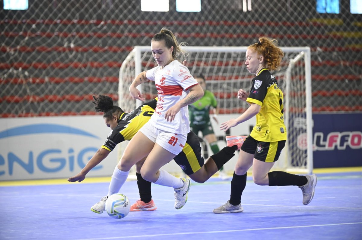 LigaLff's tweet photo. Em Lages, as @LeoasDaSerra garantiram a vitória sobre a equipe do @cianorte_futsal por 4x1. Confira os cliques da partida!
📸: @/fomconradi
#lff #lffsicredi2024 #futsalfeminino #futsaldelas #euamofutsalfeminino https://t.co/2eOpr2XRZK