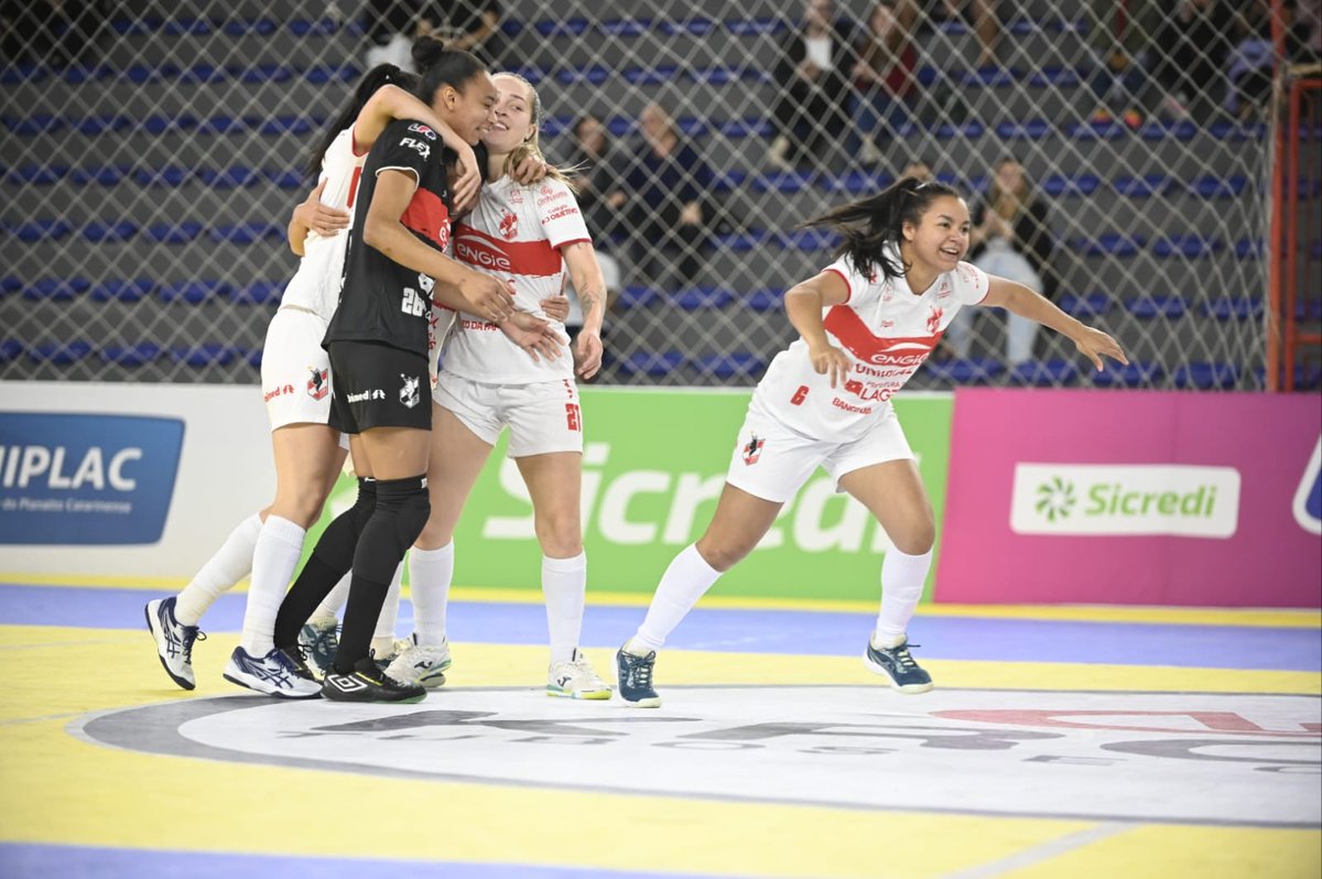 LigaLff's tweet photo. Em Lages, as @LeoasDaSerra garantiram a vitória sobre a equipe do @cianorte_futsal por 4x1. Confira os cliques da partida!
📸: @/fomconradi
#lff #lffsicredi2024 #futsalfeminino #futsaldelas #euamofutsalfeminino https://t.co/2eOpr2XRZK