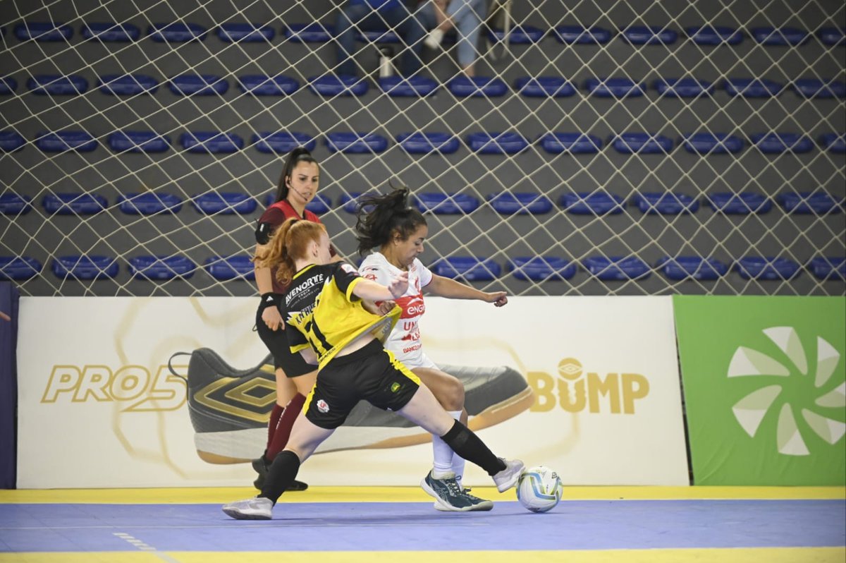 LigaLff's tweet photo. Em Lages, as @LeoasDaSerra garantiram a vitória sobre a equipe do @cianorte_futsal por 4x1. Confira os cliques da partida!
📸: @/fomconradi
#lff #lffsicredi2024 #futsalfeminino #futsaldelas #euamofutsalfeminino https://t.co/2eOpr2XRZK
