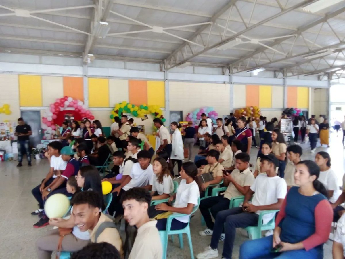 CDCESucre's tweet photo. ¡Productividad para el desarrollo económico del país!

En el LB "José Silverio González", Mcpio. Sucre, estudiantes de 5to año de Educación Media presentaron sus proyectos socioproductivos, basados en la producción artesanal de vinos de frutas.
¡Felicidades!
#NicoTieneLasRiendas https://t.co/aRDu4W7GuU