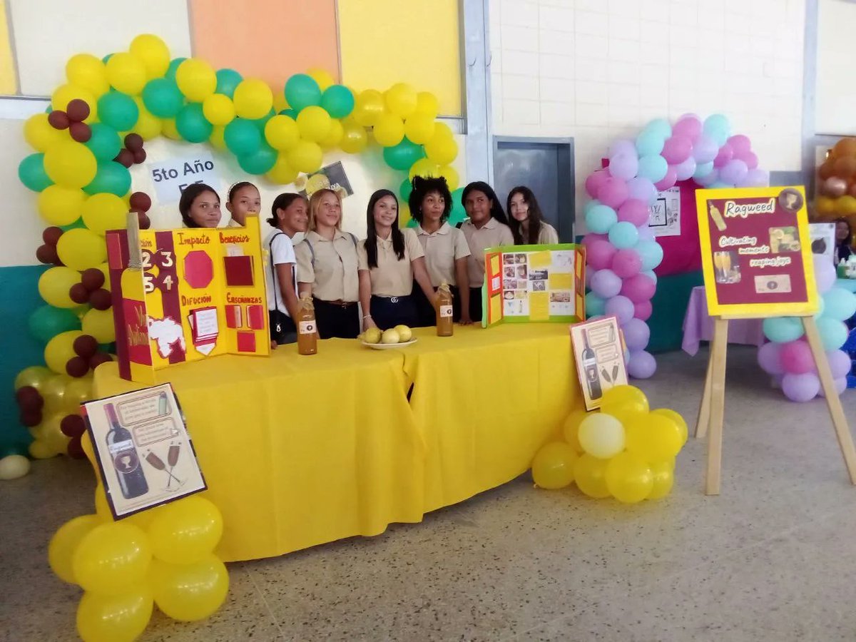 CDCESucre's tweet photo. ¡Productividad para el desarrollo económico del país!

En el LB "José Silverio González", Mcpio. Sucre, estudiantes de 5to año de Educación Media presentaron sus proyectos socioproductivos, basados en la producción artesanal de vinos de frutas.
¡Felicidades!
#NicoTieneLasRiendas https://t.co/aRDu4W7GuU
