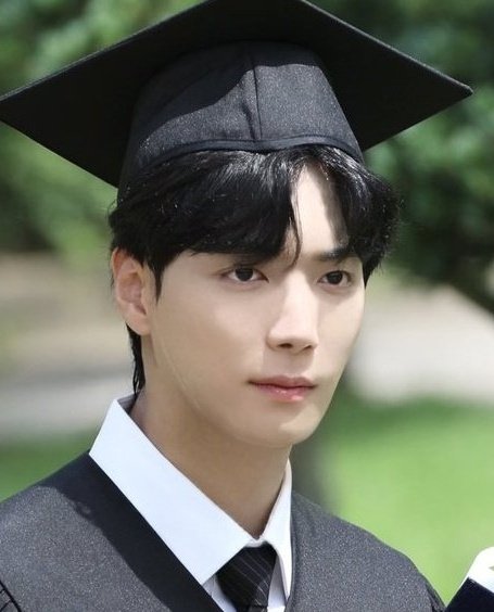 __608challenge's tweet photo. Handsome people will just remain handsome in whatever situation 

#김종현 #KimJonghyeon #Jonghyeon #金鍾炫 #내친구의졸업식 #김민구 #KimMingu #MyFriendsGraduation https://t.co/LLVrwfa8mU