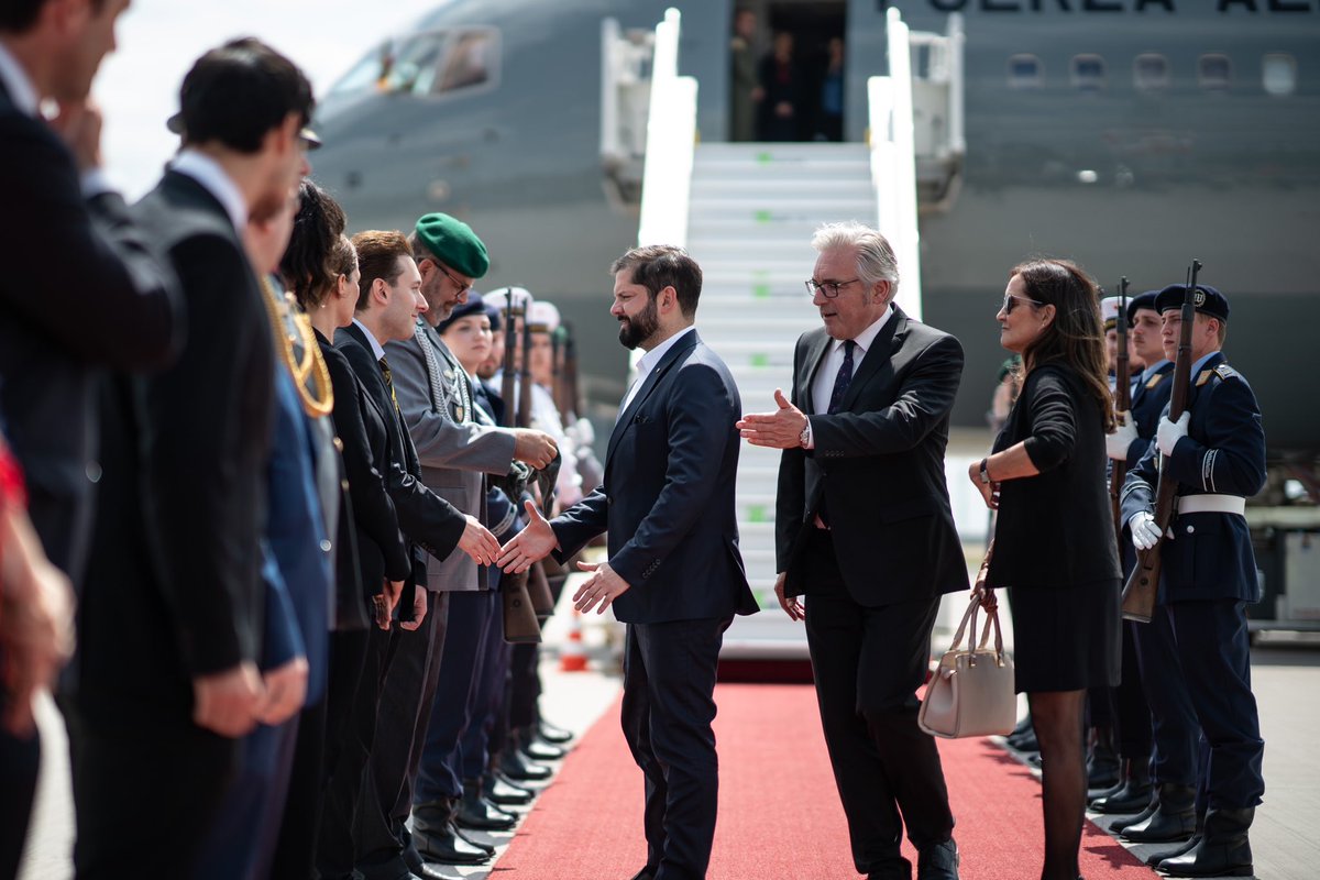 JuanCaMunozA's tweet photo. Ya en Berlín, acompañando al Presidente @GabrielBoric en su Visita Oficial. 
En esta primera parada el uso de tecnología y energías limpias en el transporte público estará en el centro de nuestros encuentros. https://t.co/hjDQhA92hz