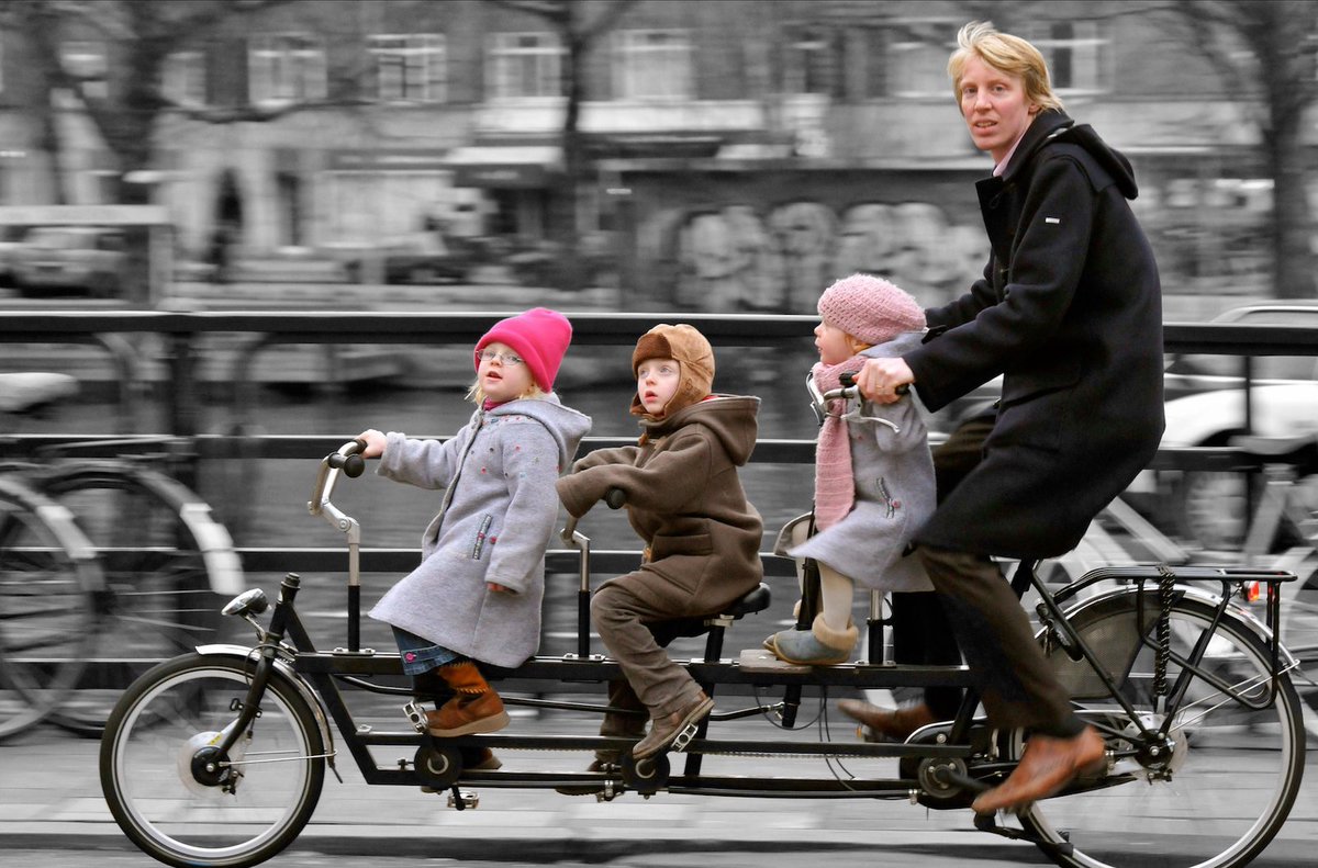 fietsprofessor's tweet photo. Our cities do not need driverless cars.
They desperately need more car-less drivers!

(📸 by @amsterdamized) https://t.co/Wx4jnSddhk