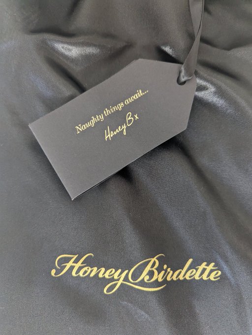 Le genre de colis que j'adore recevoir... https://t.co/XuUsNkpqUS<a href="/tag/throne"class="tags"><span>#throne</span></a><a href="/tag/wishlist"class="tags"><span>#wishlist</span></a>