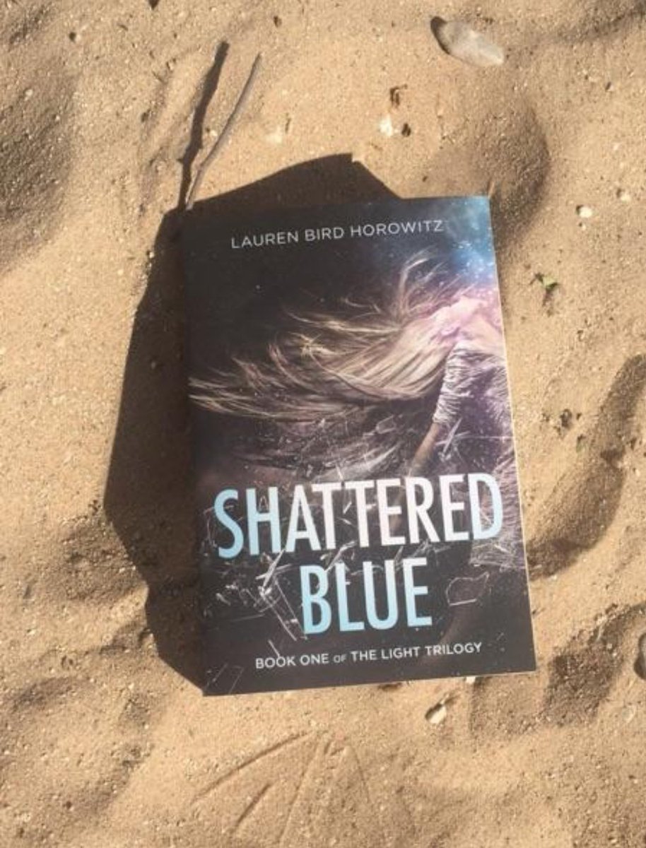birdaileen's tweet photo. Beach reads✨📘🏖 Grab your copy of award-winning #ShatteredBlue here ➡️ https://t.co/W8GLFuDD1e #BooksOfTwitter #books #YA #TheLightTrilogy #readers #tbr https://t.co/E2pMM3QpWu