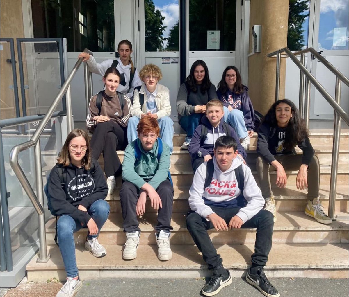 Le 23 mai était la journée au Lycée Le Verrier pour nos élèves de 4e et 3e option LCA. Projection du film de Denis Villeneuve. Bravo à Angèle, Bastien, Colline, Lucile et Nolan d’avoir animé des ateliers sur la médecine durant l'Antiquité. Merci à Mme Vautier pour cette journée.