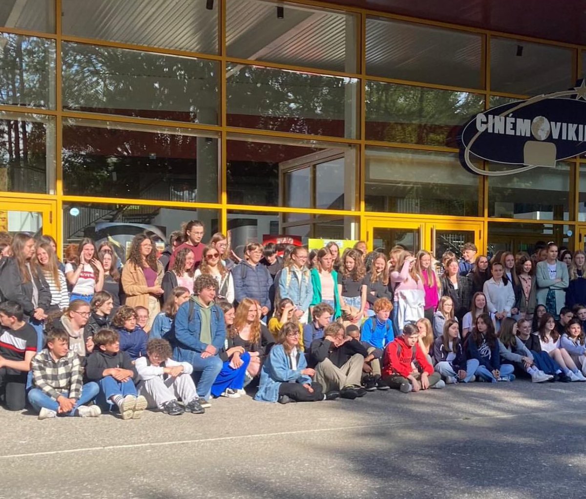ClgGremillon's tweet photo. Le 23 mai était la journée au Lycée Le Verrier pour nos élèves de 4e et 3e option LCA. Projection du film de Denis Villeneuve. Bravo à Angèle, Bastien, Colline, Lucile et Nolan d’avoir animé des ateliers sur la médecine durant l'Antiquité. Merci à Mme Vautier pour cette journée. https://t.co/MPl6hnCuGr