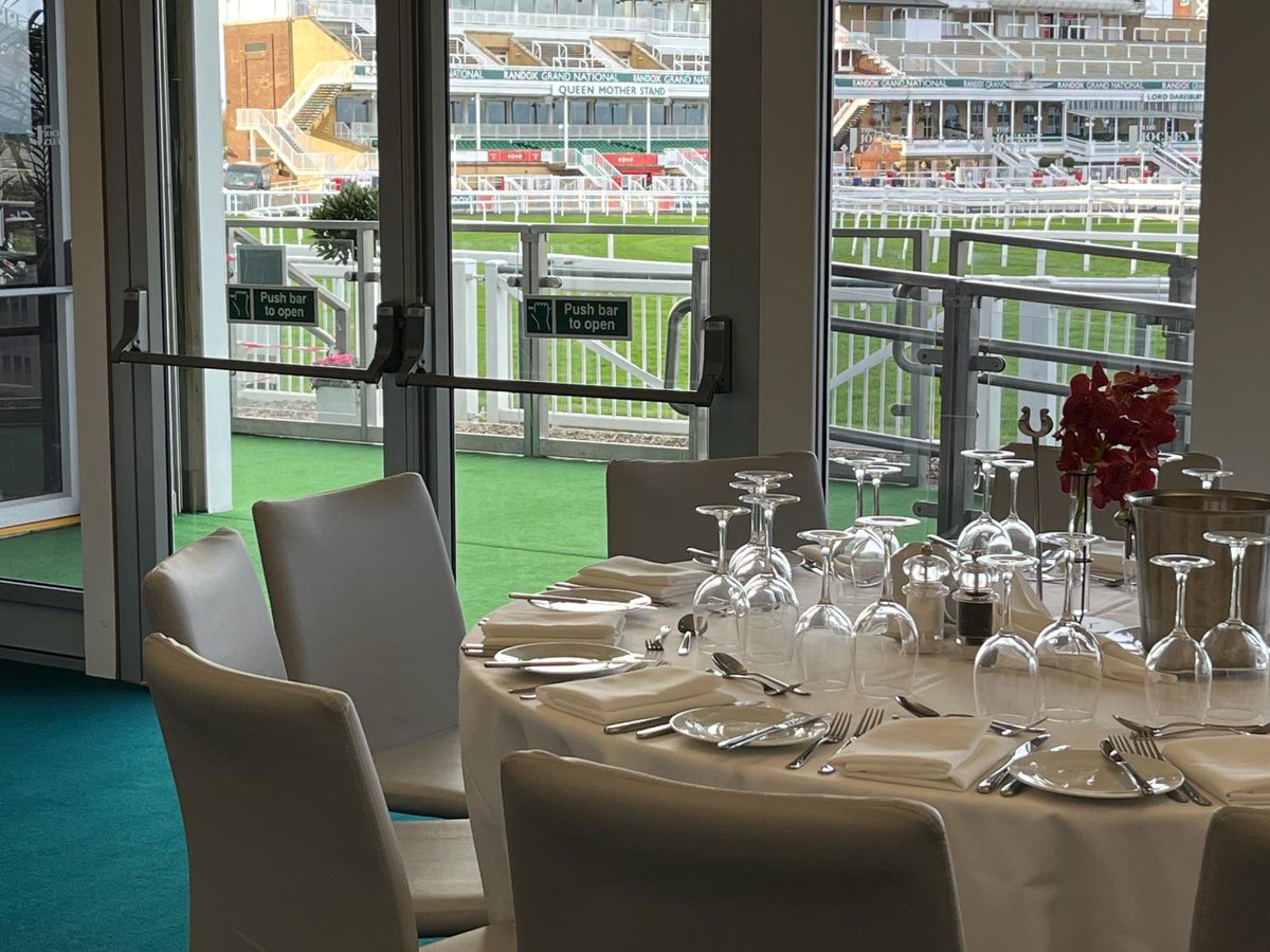 spaceworksuk's tweet image. Dine in style with the action!

#rental #uk #spaceworks #events
