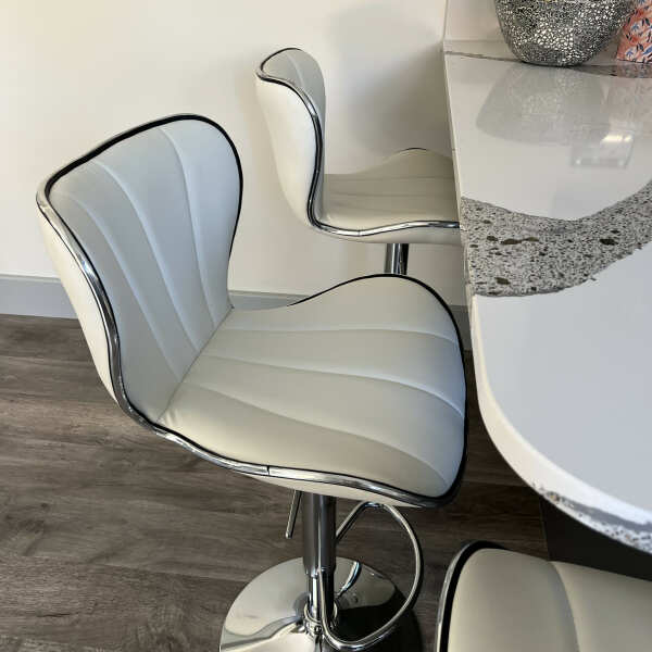 lakelandfurn's tweet image. Introducing our designer's pick, the Cali bar stool. Offers comfort and modern elegance and looks perfect in a Customers home #stool #barstools 
For further details please visit lakeland-furniture.co.uk/catalogsearch/…