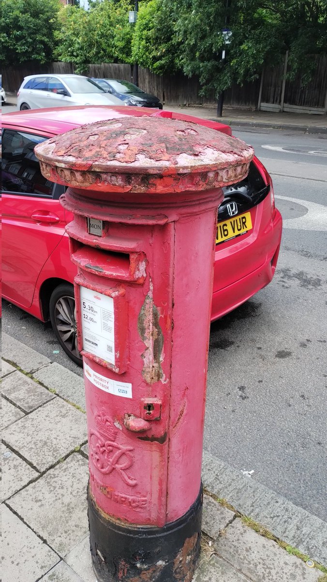 OurBellGreen's tweet photo. Dear @RoyalMail. Could you repaint this post box please? Southend Lane, Bellingham, London. https://t.co/ePHZR5aCLa
