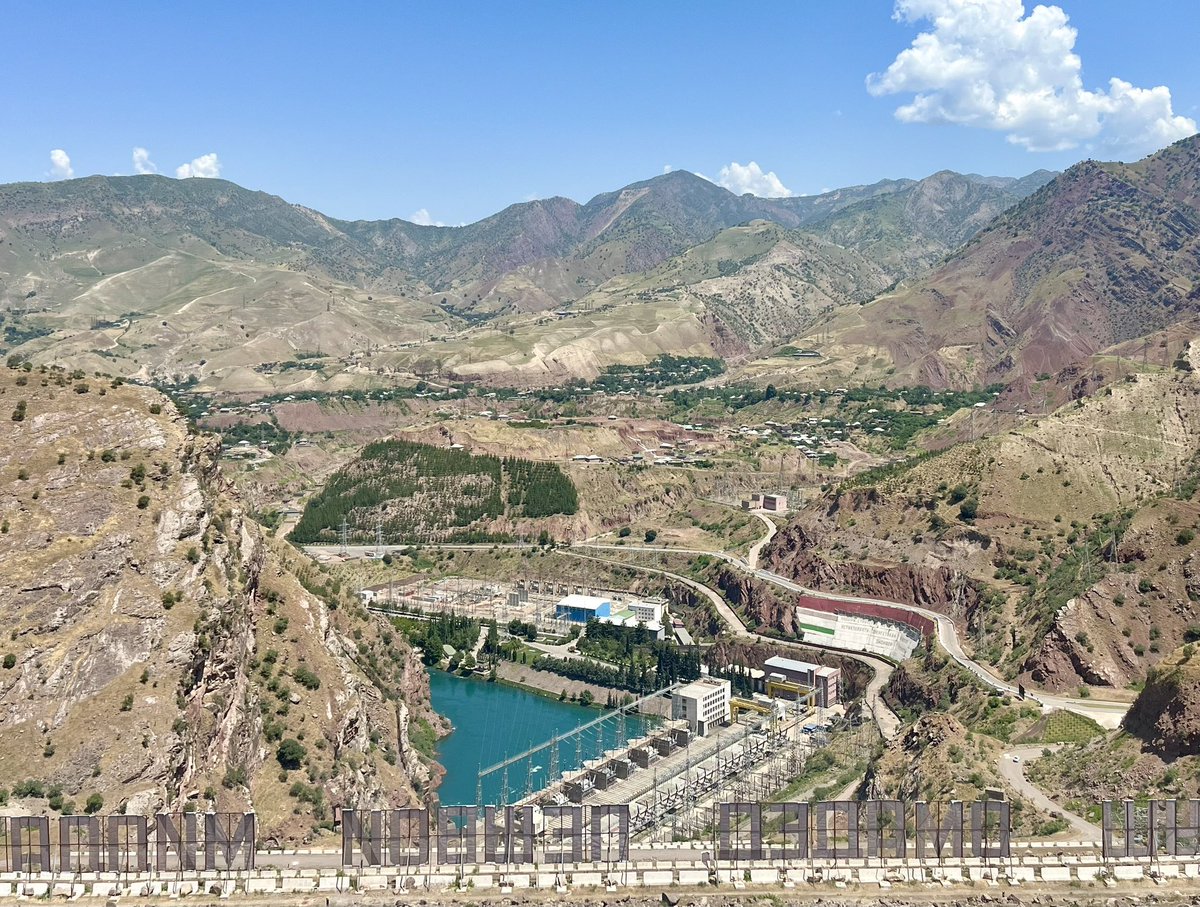 CZAmbTashkent's tweet photo. Water💧&amp; hydro energy⚡️ sector is among key 🔑 areas of Czechia🇨🇿+Tajikistan🇹🇯 cooperation. 🇨🇿Ambassador visited 🇹🇯 major hydroelectric 💦⚡️ power-plant Nurek on Vakhsh river, a unique engineering system. 🇹🇯90% of electricity generation=green energy=hydro energy https://t.co/CIUddhGBAP