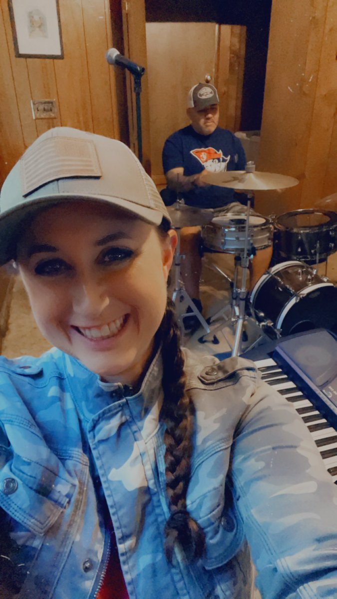 MoveHappyTeam's tweet photo. Good morning y’all!

Get out and enjoy the music 🎵 today.

Move a little 💃 

Call 📱 ya mama or a good friend 

And read a good 📖 🧠 💥 

#Mondays #Music #MoveHappy https://t.co/rsActtybpB