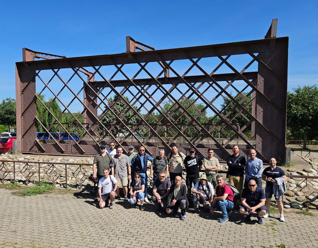 GRIEGC1's tweet photo. El pasado día 28 de mayo un grupo del Cenad San Gregorio visitaron el Centro de Interpretación de la Línea del Cinca en #Monzón, así como las fortificaciones de dicha línea que se encuentran recuperadas en #Estada y en Castejón del Puente.
Desde aquí agradecemos mucho su visita! https://t.co/TdN20LSlox