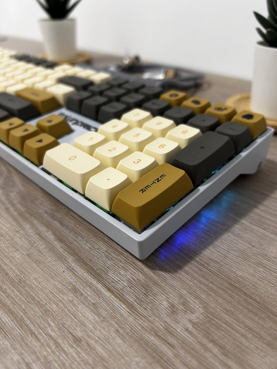 ItsJoshDesign's tweet image. Aquí os dejo unas bonitas fotos del ultimo trabajo que hemos hecho ♥️

- PCB hotswap con RGB e inalámbrico 
- Estabilizadores lubricados
- Foam mod
- Switches @akkogear_de Matcha green
- Keycaps de PBT formato XDA estilo retro

Una maravilla 🔥
