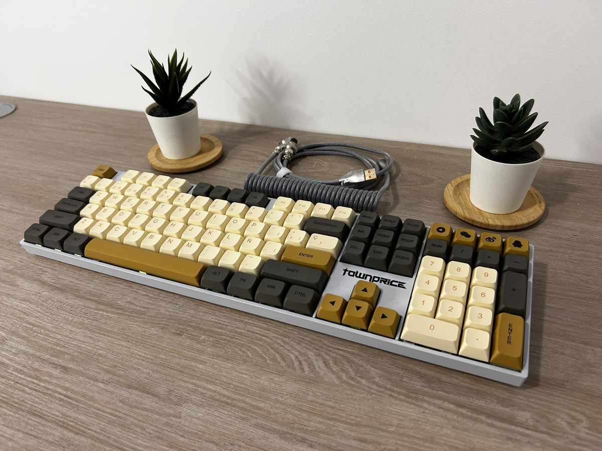 ItsJoshDesign's tweet image. Aquí os dejo unas bonitas fotos del ultimo trabajo que hemos hecho ♥️

- PCB hotswap con RGB e inalámbrico 
- Estabilizadores lubricados
- Foam mod
- Switches @akkogear_de Matcha green
- Keycaps de PBT formato XDA estilo retro

Una maravilla 🔥