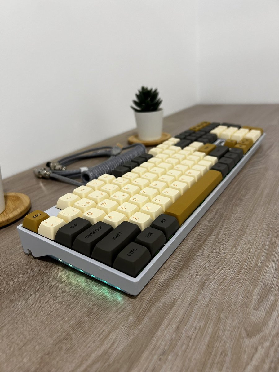 ItsJoshDesign's tweet image. Aquí os dejo unas bonitas fotos del ultimo trabajo que hemos hecho ♥️

- PCB hotswap con RGB e inalámbrico 
- Estabilizadores lubricados
- Foam mod
- Switches @akkogear_de Matcha green
- Keycaps de PBT formato XDA estilo retro

Una maravilla 🔥