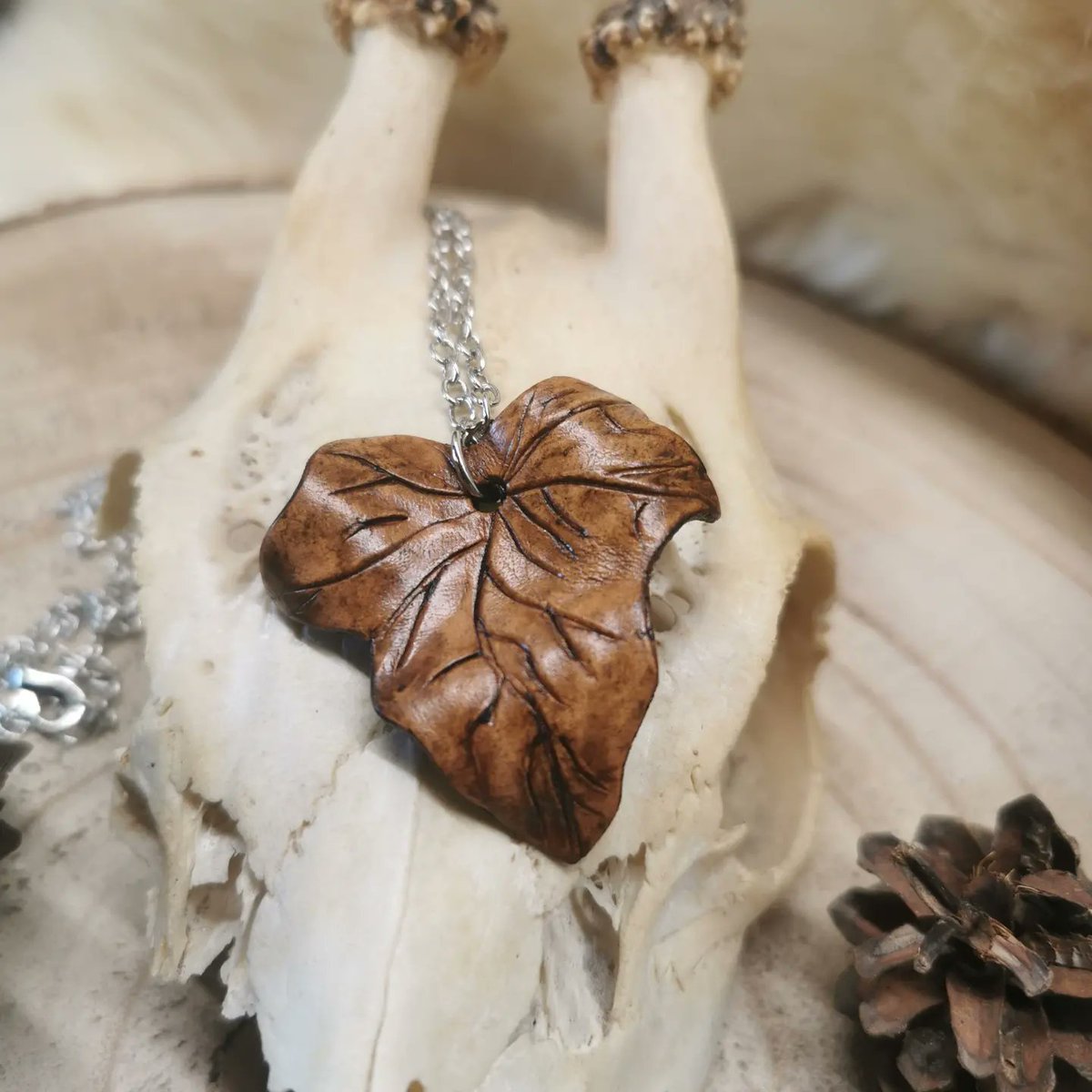 MehrYves's tweet photo. https://t.co/soP33iHUqr
Efeu Halskette,, MARINA".
Wunderschönen handgefertigten Schmuck findest du im Shop.
Lederschmuck
Epoxidharzschmuck
Edelsteinschmuck.
Mit Liebe Handgefertigt. ♥️

SCHMUCK - SO EINZIGARTIG - WIE DU. ♥️

#SCHMUCK #JEWELRY #ARTJEWELRY #lederschmuck #halskette https://t.co/BFl37qVqGa