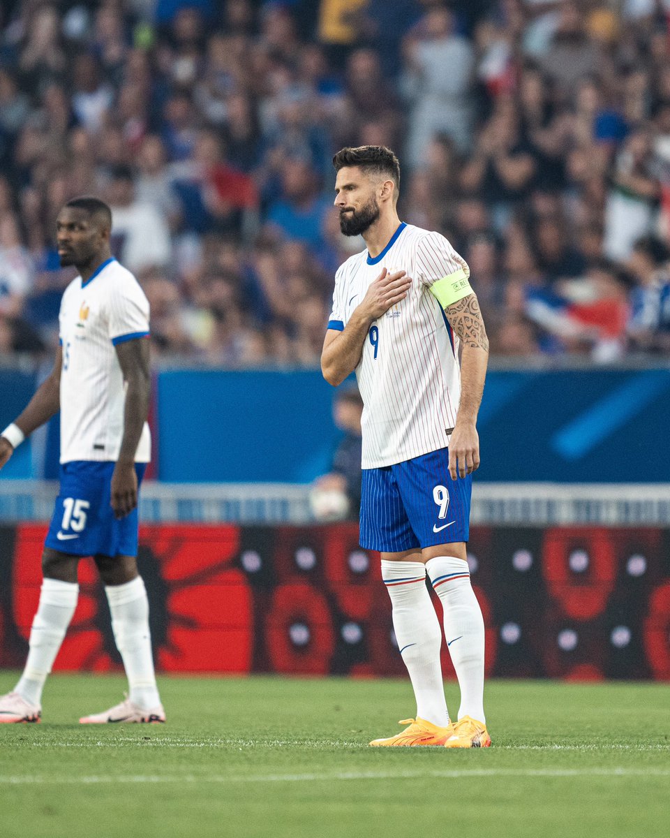 𝙐𝙣 𝙘𝙤𝙚𝙪𝙧 𝙦𝙪𝙞 𝙗𝙖𝙩 𝘽𝙇𝙀𝙐 💙

<a href="/_OlivierGiroud_/">Olivier Giroud</a> disputait hier son dernier match en France avec les Bleus, et portait le brassard de capitaine pour l’occasion 🥹🙌

Un petit message pour notre numéro 9 ? 💬

#FiersdetreBleus