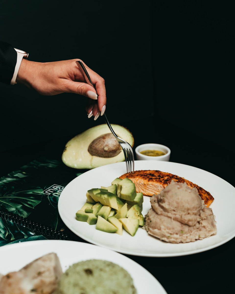 Salmón fresco, majado de viandas y aguacate 🥑 
—
—
Abiertos lunes a viernes 11am - 4pm
Tenemos delivery 🏎💨
(787) 833-1125 ☎️