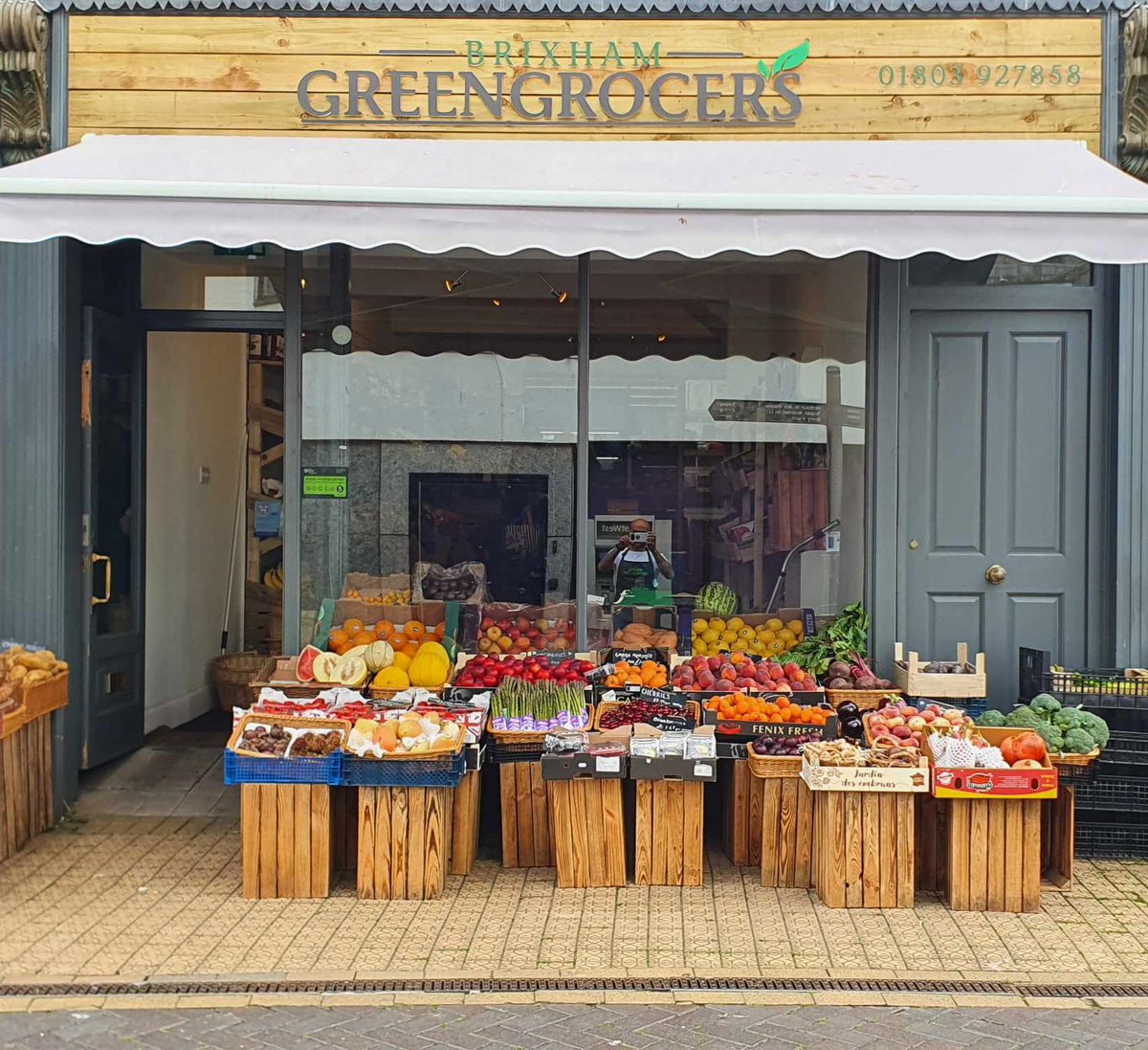 Last week our Fitter was in Brixham bright &amp; early to install 8mm Acrylic Letters with Applied Vinyl to our Clients existing Fascia using pins! 🌅🤩🌿

🍇 01803 546444
🥦 enigmasigns.biz
🍓 Sales@enigmasigns.biz

 #BrixhamGreengrocers #AcrylicLettering #AppliedVinyl
