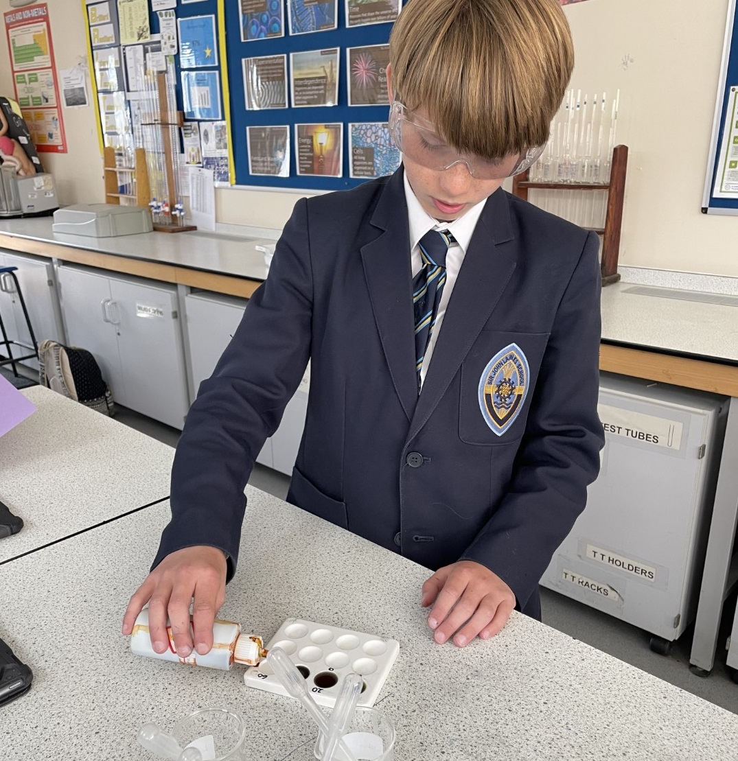 sirjohnlawes's tweet image. Lots of investigating happening in Year 7 science class using universal indicator to find out the pH balance of different household substances - matching the colour change to their pH balance colour scale. #sciencelesson