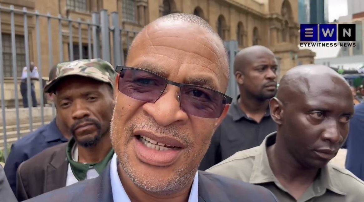 #JabulaniKhumalo would have been a lousy Mpimpi during apartheid times...
His would have been a very short basking in the sun. 
A sellout that loves the limelight would have met his maker very very early.