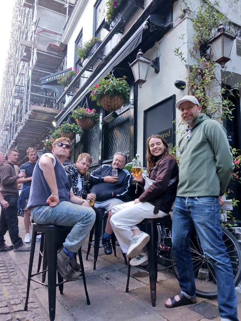 Monday Mayflower Mood is...
Merry 🍻 Always a warm welcome from the Mayflower regulars, usually found congregating outside the front most evenings. Francis and the boys and JJ pictured here