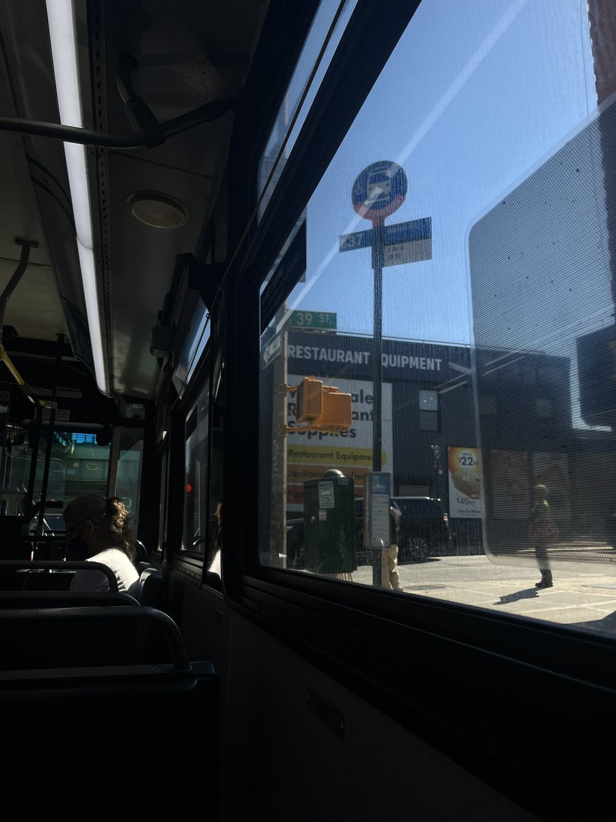 DAHLEZAMA's tweet photo. @MTA @NYCTSubway @mtanyctransit 

It is a problem all the time with changing drivers. They are never on time; We must wait for the next one to arrive. Today the same thing happened. https://t.co/Mi7nfCGapE