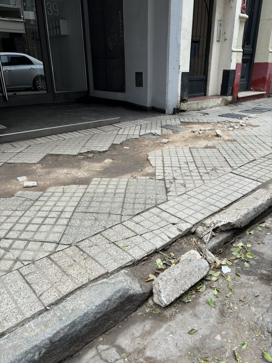 Inna_Dub_Style's tweet photo. Mas de 1 año del desastre que dejó @epeoficial 

Tras multiples reclamos, siguen complicándole la vida a personas mayores, discapacitados y niños.

📍Italia 39, Rosario

cc:
@pablojavkin 
@MuniRosario
@CIOR_Rosario
@RosarioResponde
@CalleDeRosario
@EnergiaSFe
@emergenciasAR https://t.co/9bppN06saj