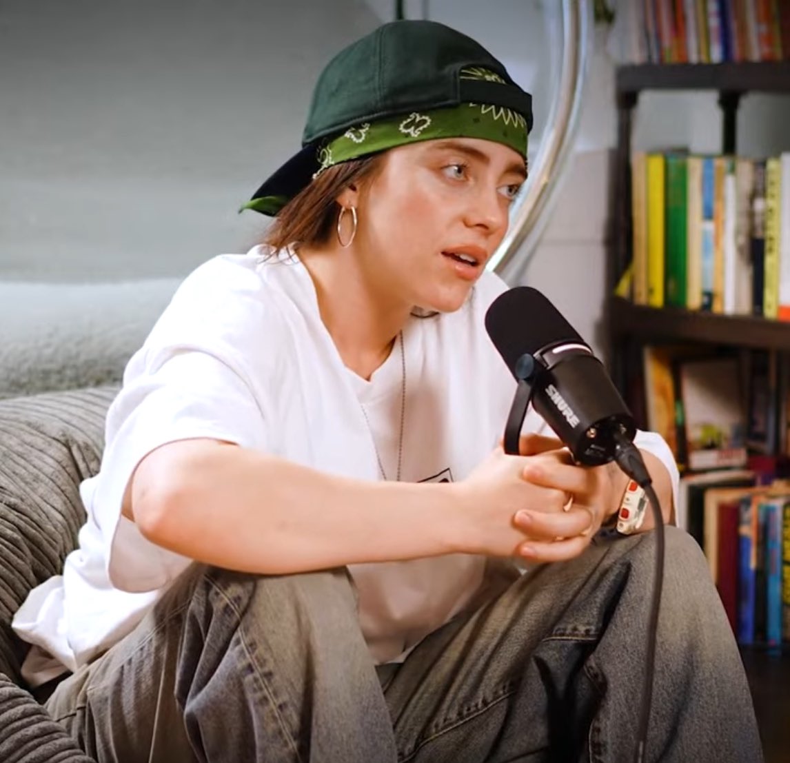 youcouldbmywife's tweet photo. this fit be doing things to me

the baggy jeans, baggy shirt and bandana with a backwards cap on top?? the hoop earrings? 

please. PLEASE. 😭😭😭😭 https://t.co/xPXW504C0c