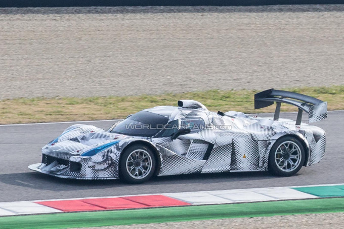 Felipemmeira's tweet photo. O MISTERIOSO TESTE SECRETO DA FERRARI 

Um misterioso protótipo da Ferrari apareceu em 2013, seu desenho lembrava uma LaFerrari, mas tinha vários aparatos aerodinâmicos. Um ronco de motor V6. Seria um protótipo para #LeMans24? Um teste ilegal de motor de #F1?

Segue a thread: https://t.co/smjrPUx55R