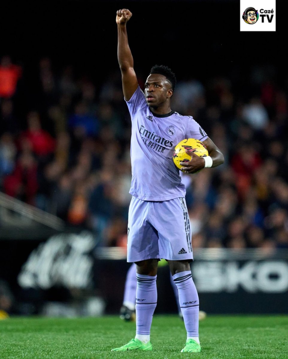 CazeTVOficial's tweet photo. HISTÓRICO! ✊🏿

La Liga consegue a primeira condenação por racismo na história da Espanha! 🇪🇸👏

Três torcedores em Valencia foram condenados a oito meses de prisão e banimento de dois anos de estádios de futebol, por insultos racistas ao Vini Jr. 👀

Você é simplesmente GIGANTE! https://t.co/xjLQ0Gl83B