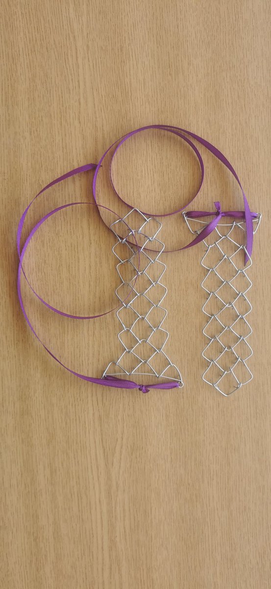 tied_to_a_pole's tweet photo. Hoy he terminado estos 2 encargos, un cilicio de pierna con cierre de cuero rojo y otros 2 mini cilicios para brazos/muñecas o tobillos, estoy muy contento de volver a hacer este tipo de trabajitos 🥰
#cilicio
#BDSM
#cilice
#SM
#thekinbakuvan https://t.co/18ha8wrjl0