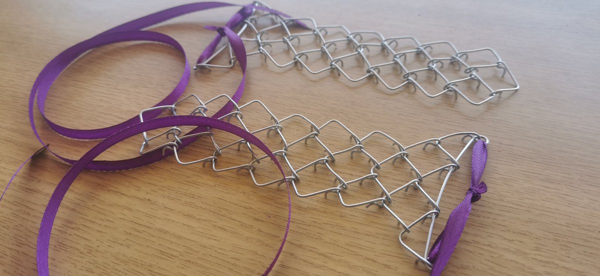 tied_to_a_pole's tweet photo. Hoy he terminado estos 2 encargos, un cilicio de pierna con cierre de cuero rojo y otros 2 mini cilicios para brazos/muñecas o tobillos, estoy muy contento de volver a hacer este tipo de trabajitos 🥰
#cilicio
#BDSM
#cilice
#SM
#thekinbakuvan https://t.co/18ha8wrjl0