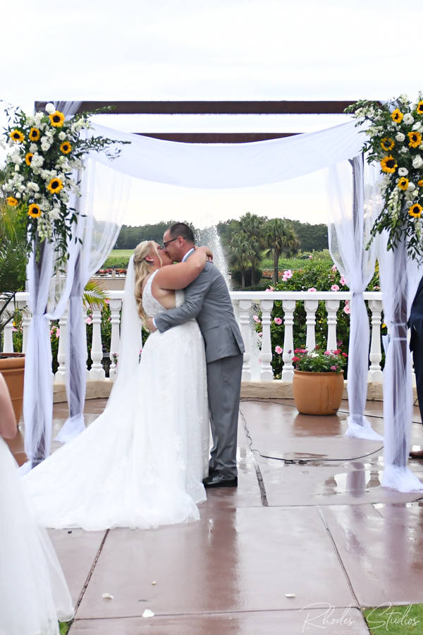 YourSEEvent's tweet photo. Happy 2 years to Rachel + Scott 💛🌻

#simplyenchantedcouple #simplyenchantedevents #simplyenchantedbride #orlandowedding #orlandoweddings #orlandoweddingplanning #orlandoweddingplanners #floridaweddings #floridawedding https://t.co/mmLuBWCn00