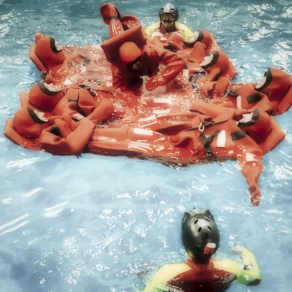 En el módulo de supervivencia en la mar simulamos el abandono de una instalación o buque en el mar. 

Whatsapp: 683 43 50 21
Email: sst@sstintegral.com

#gwo #bst #basicsafetytraining