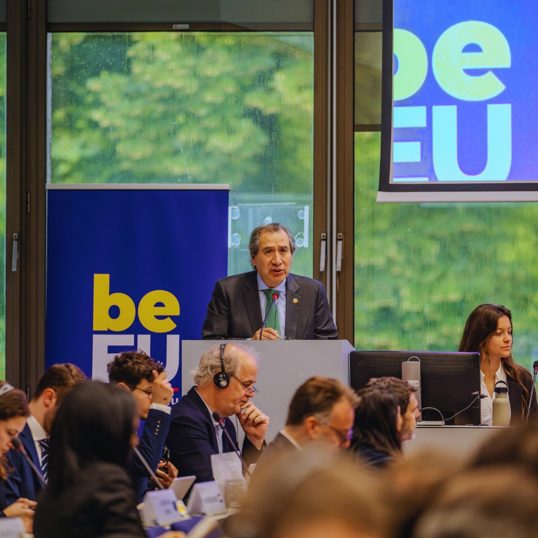 La sesión inició con discursos de apertura de <a href="/xadrianbonilla/">Adrian Bonilla</a>, director ejecutivo de la Fundación EU-LAC, el Director/Director General Adjunto para las Américas del Servicio Europeo de Acción Exterior (SEAE), <a href="/PelayoCastroUE/">Pelayo Castro 🇪🇺</a>, e <a href="/IneWymersch/">Ine Van Wymersch</a>, comisionado nacional Belga de drogas.