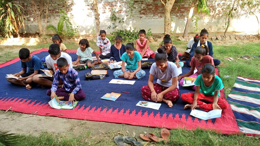 BansaLibrary's tweet image. Amidst the sweltering heat and power outages in our village, Young library's members have found solace in the cool embrace of nature. Their passion for reading shines bright, turning a nearby park into a haven of knowledge and imagination. 

#BansaReads
#ReadingInNature