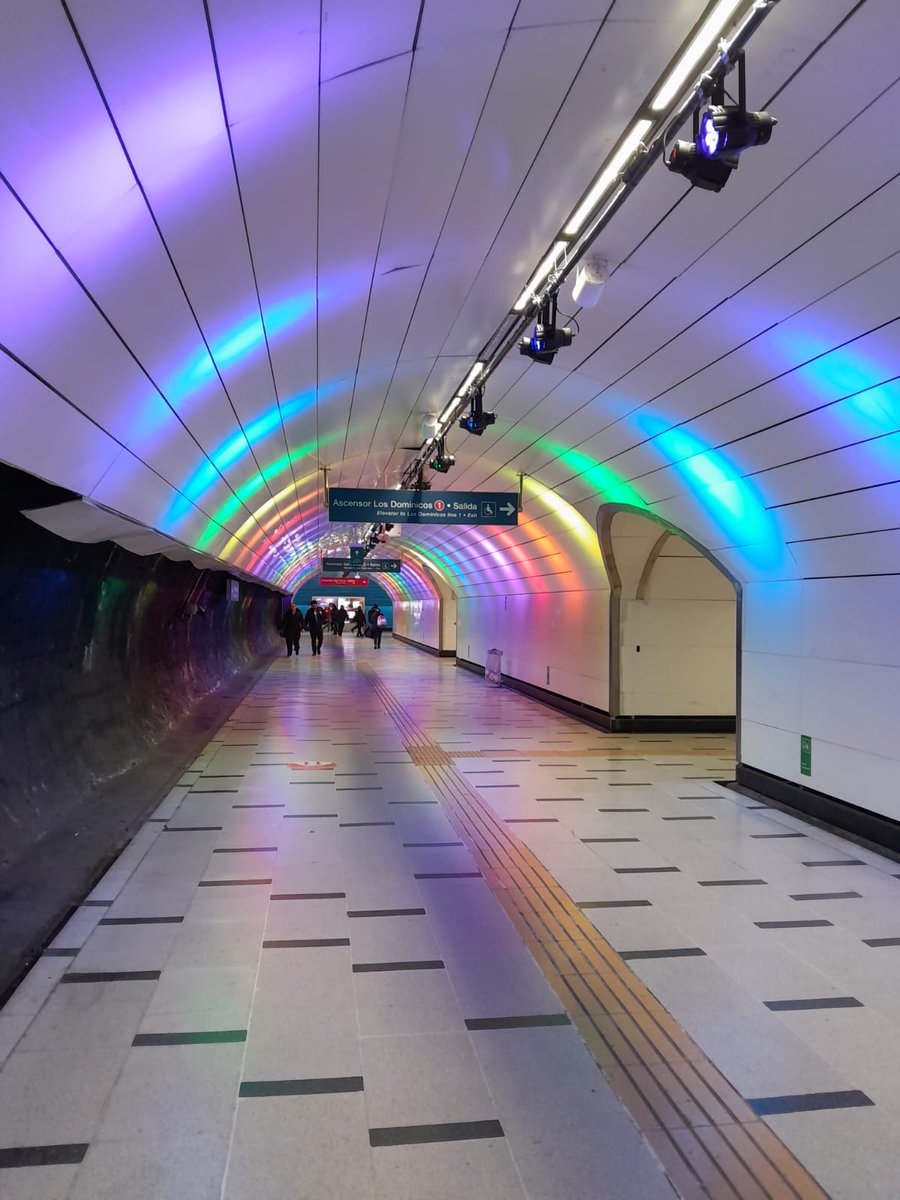 metrodesantiago's tweet photo. Así amanece la estación U. de Chile, celebrando el amor y la diversidad. En este Mes del Orgullo, conectemos con amor y construyamos un mundo más inclusivo y respetuoso para todos. #Orgullo #MesDelOrgullo https://t.co/cMF4DWHJmg