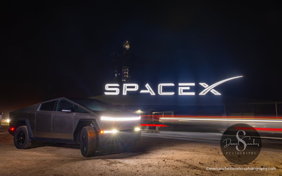 Daniel_S_Images's tweet photo. Long exposure photos with light trails and a Cybertruck.  I had a fun time with my Cybertruck photo session!!! https://t.co/AHMbTn653J