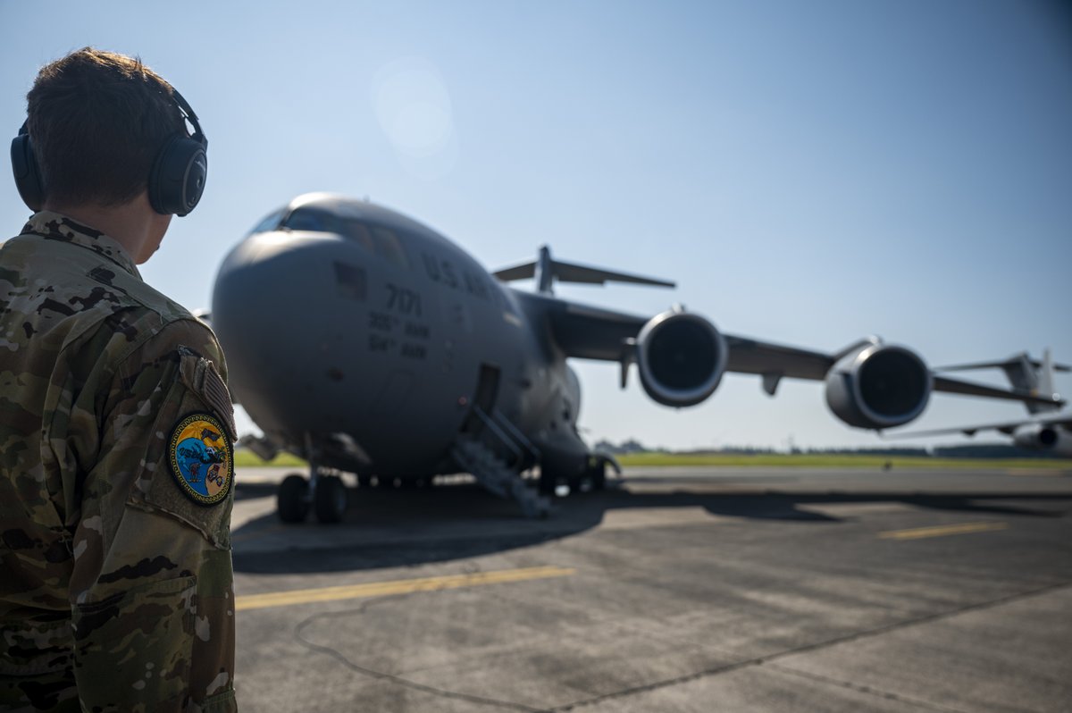 AirMobilityCmd's tweet image. Fuel up! ⛽

Airmen from the 6th Airlift Squadron landed a C-17 on an auxiliary airfield near Andersen AFB, Guam, to conduct a specialized fueling operation during exercise #ValiantShield. 

#StrongandStrategic #AgileForces #ReadyandPostured

---
@INDOPACOM @PACAF @US_TRANSCOM