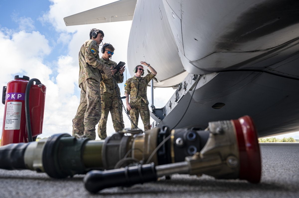AirMobilityCmd's tweet image. Fuel up! ⛽

Airmen from the 6th Airlift Squadron landed a C-17 on an auxiliary airfield near Andersen AFB, Guam, to conduct a specialized fueling operation during exercise #ValiantShield. 

#StrongandStrategic #AgileForces #ReadyandPostured

---
@INDOPACOM @PACAF @US_TRANSCOM