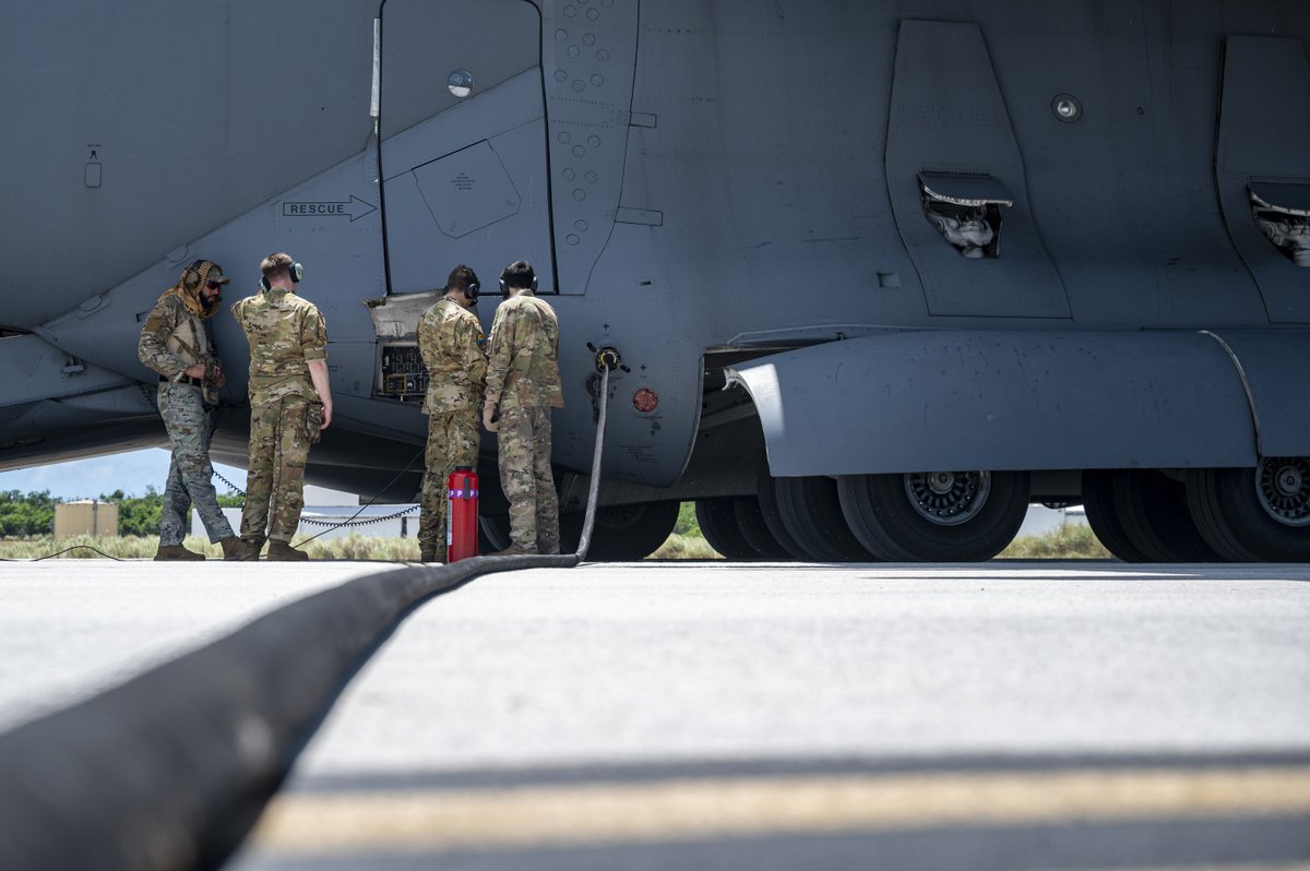 AirMobilityCmd's tweet image. Fuel up! ⛽

Airmen from the 6th Airlift Squadron landed a C-17 on an auxiliary airfield near Andersen AFB, Guam, to conduct a specialized fueling operation during exercise #ValiantShield. 

#StrongandStrategic #AgileForces #ReadyandPostured

---
@INDOPACOM @PACAF @US_TRANSCOM