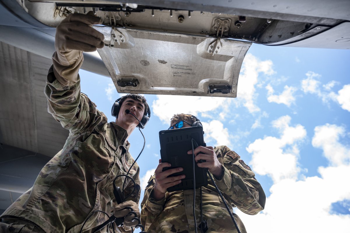 AirMobilityCmd's tweet image. Fuel up! ⛽

Airmen from the 6th Airlift Squadron landed a C-17 on an auxiliary airfield near Andersen AFB, Guam, to conduct a specialized fueling operation during exercise #ValiantShield. 

#StrongandStrategic #AgileForces #ReadyandPostured

---
@INDOPACOM @PACAF @US_TRANSCOM