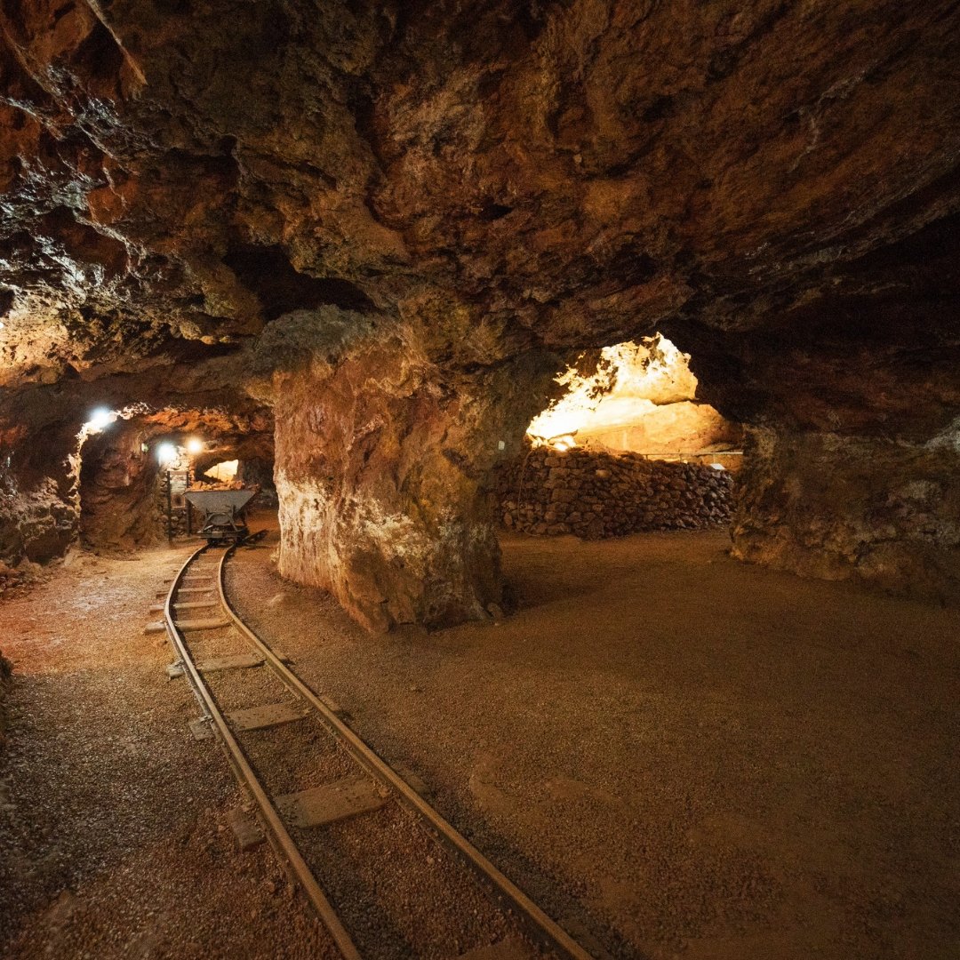 MinesMaestrat's tweet photo. Entrar al Parc Miner es adentrarse en 4 km de galerías longitudinales por las que caminarás para descubrir cómo se extraían minerales como óxidos e hidróxidos de hierro y goethita desde los años 60. ⛏️🚶‍♂️✨ https://t.co/TrZPyBnnzT