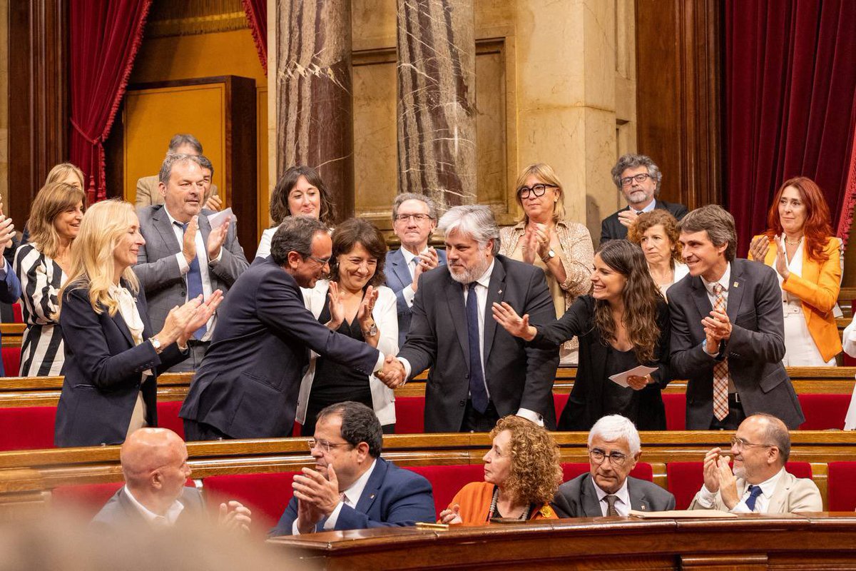 mncsls's tweet photo. "Ens mantindrem fidels per sempre més al servei d'aquest poble." (Espriu)

Enhorabona, MHP @joseprull. Com heu dit en el vostre primer discurs: "La democràcia mai no es vincla, sempre venç. L'esperança és més poderosa que la por." 
Sempre al vostre costat, amb orgull. #junts https://t.co/wjOIQAose7