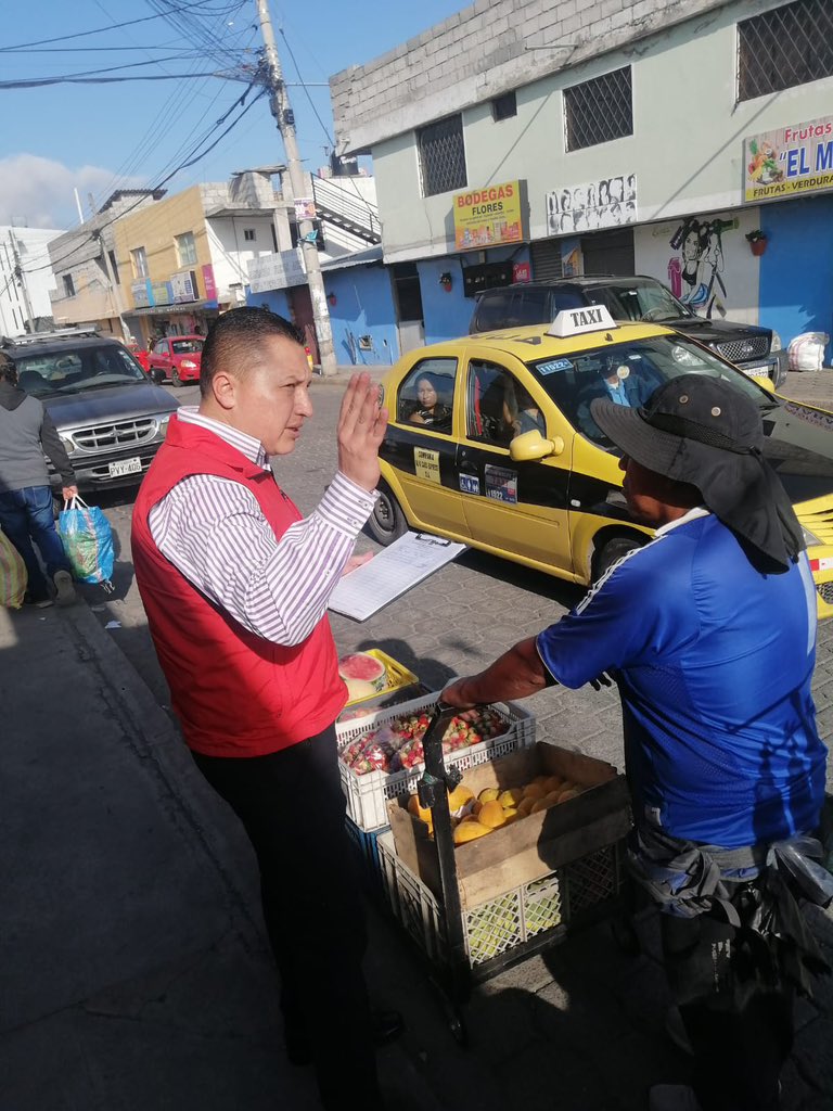 QuitoComercio's tweet photo. 📝/#QuitoComercio | Trabajo interinstitucional para el ordenamiento del comercio en los alrededores de los mercados municipales de los valles, socialización e invitación a comerciantes no regularizados a ocupar espacios disponibles en los centro de abasto.
#QuitoRenace https://t.co/Z6Bv7pen0v
