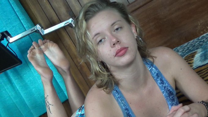 Beatrix Fischer's shapely and great smelling size 10s  Her 24 clips: https://t.co/NRLg7jjNn7 https://t